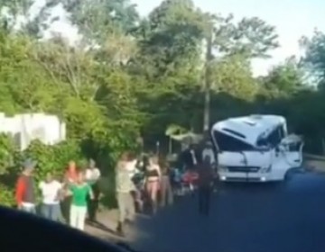 Dos muertos y varios heridos tras choque entre autobús escolar y patana