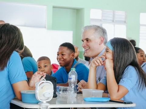 Ministro Luis Miguel De Camps motiva a j&oacute;venes a so&ntilde;ar en grande al participar en almuerzo escolar en Centro Educativo Altagracia Lucas de Garc&iacute;a, en San Crist&oacute;bal