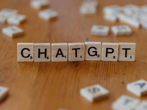 ChatGPT comparte su "opinión" respecto a las implicaciones que tiene su uso