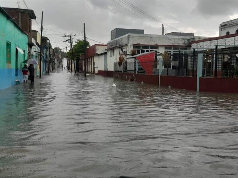 Suman 18,000 evacuados, inundaciones y deslaves en Cuba por fuertes lluvias