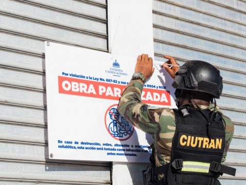 Mived paraliza plazas y naves en el Gran Santo Domingo por incumplir normas de seguridad y permisos