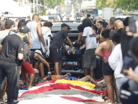 Una noche de rescate de decenas de cad&aacute;veres tras la operaci&oacute;n policial m&aacute;s letal en R&iacute;o de Janeiro