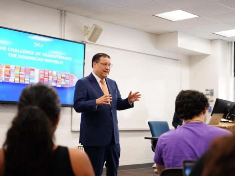 Sanz Lovat&oacute;n presenta la transformaci&oacute;n log&iacute;stica del pa&iacute;s en la Universidad George Washington