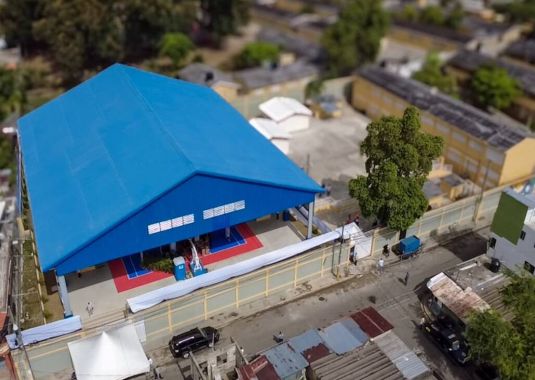 Presidente Luis Abinader inaugura techado de centro educativo en Cambita en beneficio de 700 estudiantes y toda la municipalidad