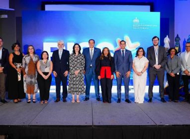 Ministerio de Salud presenta plan para mejorar la atención médica en tres provincias y evalúa servicios de salud en siete regiones