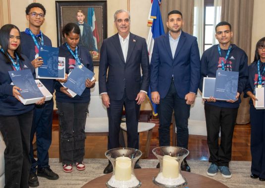  Presidente Luis Abinader recibe en Palacio Nacional a jóvenes dominicanos que rompieron récord mundial de lectura