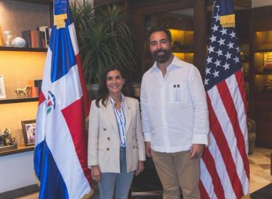 Embajadora de Estados Unidos visita fábrica de Arturo Fuente en Santiago
