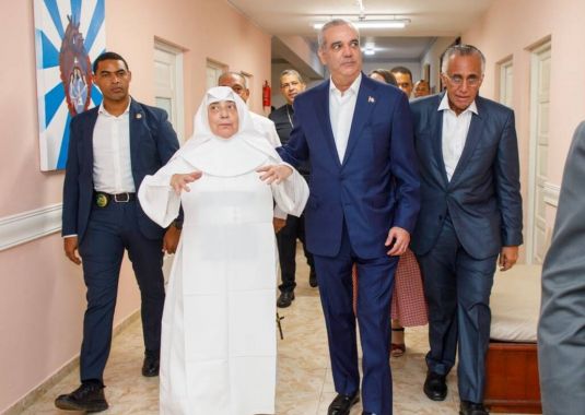 Presidente Abinader visita Hogar de Ancianos San Francisco de Asís tras remozamiento de seis áreas para mejorar la calidad de vida de los residentes