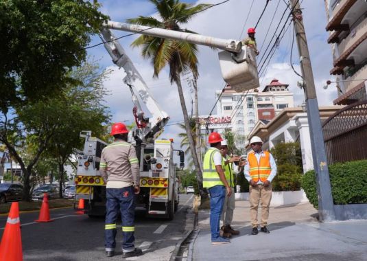 Indotel, Alcaldía del Distrito Nacional y sector eléctrico inician retiro de 300 kilómetros de cableado en desuso en la capita