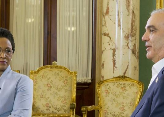 Presidente Abinader anuncia consenso para modificar artículos del Código Penal y reafirma compromiso con la libertad de prensa
