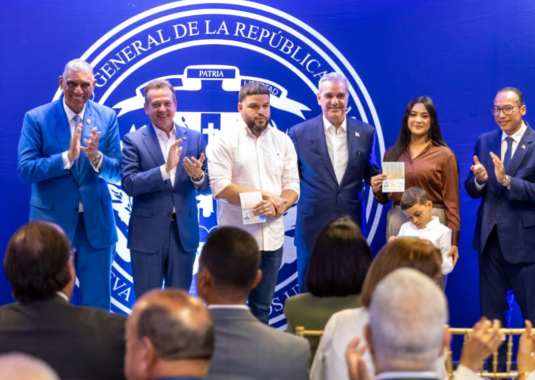 Presidente Luis Abinader inicia entrega oficial del pasaporte electrónico para dominicanos en Nueva York, Nueva Jersey y Boston