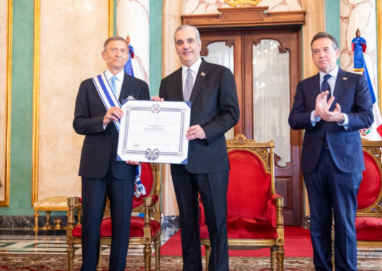 Presidente Luis Abinader condecora al excanciller Roberto Álvarez con la Orden del Mérito de Duarte, Sánchez y Mella, en el grado de Gran Cruz Placa de Plata
