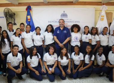 Inefi entrega utilería deportiva y reacondiciona canchas en 30 centros educativos del GSD y San Cristóbal