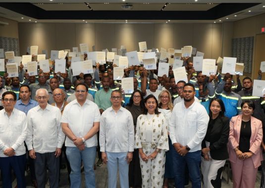  Infotep certifica competencias laborales de 158 electricistas y la SIE entrega licencias a 99 trabajadores