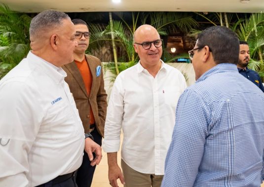 Director del IDAC escucha inquietudes del sector aeronáutico durante encuentro con el Aeroclub Quisqueya de Santiago