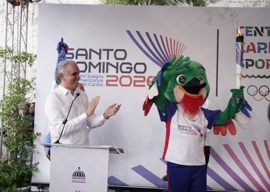 Ministro Luis Miguel De Camps recibe antorcha de los XXV Juegos Centroamericanos y del Caribe Santo Domingo 2026