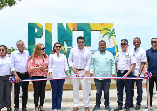 Ministro de Turismo inaugura parador fotográfico en Punta Rucia, Puerto Plata