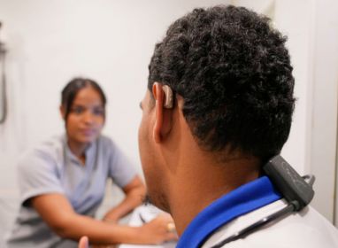 INABIE cambia la vida de estudiantes con deficiencias auditivas