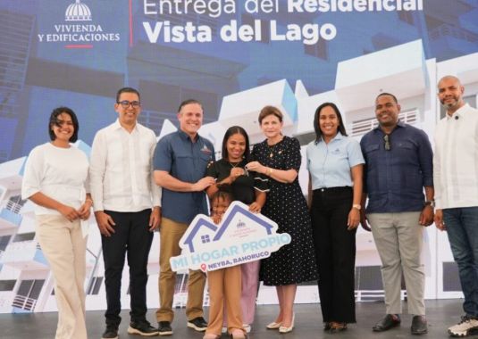  Vicepresidenta Raquel Peña y ministro Jean Luis Rodríguez entregan 128 nuevos apartamentos en Neyba