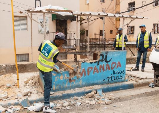 Alcaldía del Distrito Nacional elimina 11 estructuras que obstaculizaban la acera en Guachupita