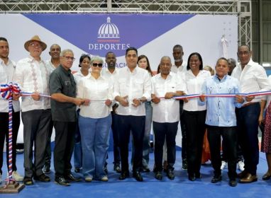 Ministro Kelvin Cruz entrega remozado multiuso de Consuelo con inversión superior a RD 22 millones