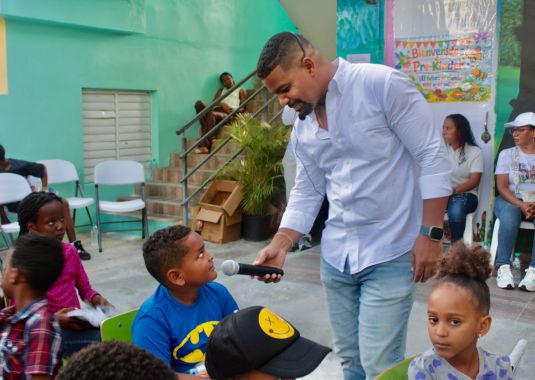  Yohel Núñez entrega kits de útiles escolares a estudiantes en el colegio Mi Hogar Cristiano en La Romana