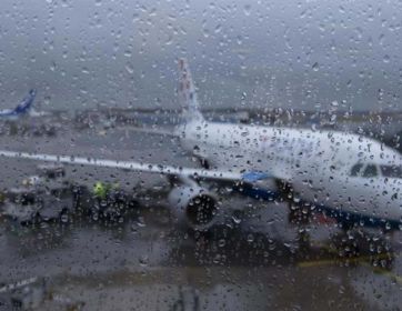 Tormentas paralizan operaciones en aeropuertos de Nueva York con cientos de vuelos cancelados