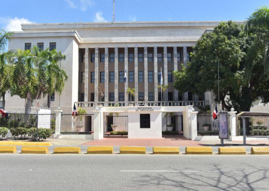 Ministerio de Educación suspende docencia este martes en centros educativos de zonas vulnerables en provincias bajo alerta amarilla