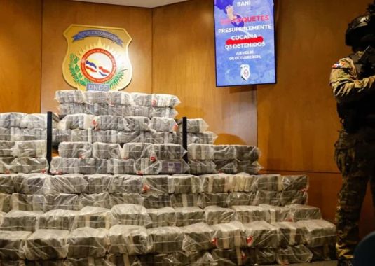 Ocupan 555 paquetes de presunta cocaína en Baní; investigan posible vínculo con alijo de Pedernales