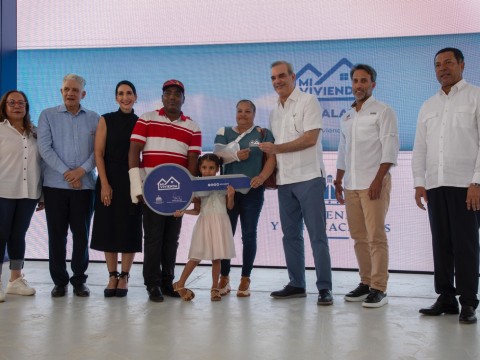 Presidente Abinader inaugur&oacute; once obras y entreg&oacute; 64 apartamentos en Bonao, la Vega y Santiago este fin de semana