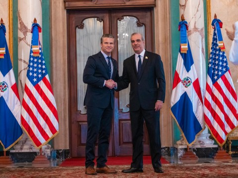 Secretario de Defensa de Estados Unidos, Pete Hegseth, asegura respaldo de su pa&iacute;s a Rep&uacute;blica Dominicana como su principal aliado en la regi&oacute;n y reconoce liderazgo de Abinader contra el narcotr&aacute;fico