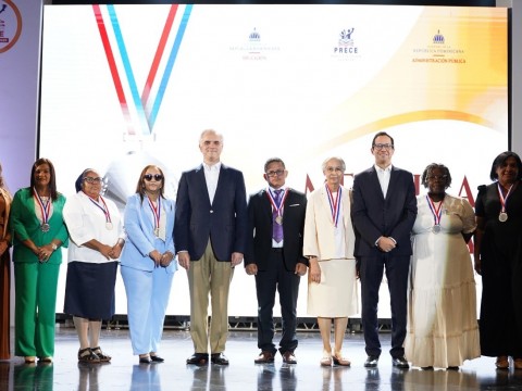 Entregan el Premio a la Calidad Educativa (PRECE) 2025 a centros, distritos y regionales con mejor desempe&ntilde;o