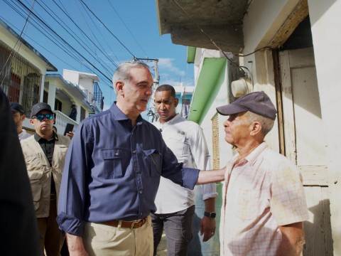 Presidente Abinader visita zonas impactadas por inundaciones en Gaspar Hern&aacute;ndez y ordena intervenci&oacute;n integral y compensaciones para afectados