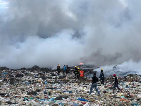 Miembros de la Unidad Humanitaria y de Rescate (UHR) del #EjercitoRD, trabajan en la extinci&oacute;n de un incendio que ocurre en el Vertedero de Duquesa