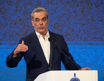 Abinader cede al titular del MAP el poder de dar licencias a candidatos