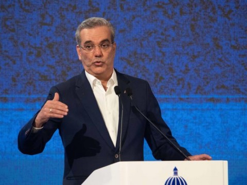 Abinader cede al titular del MAP el poder de dar licencias a candidatos