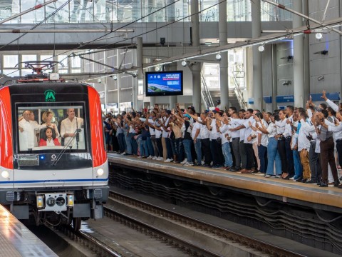 Presidente Abinader inaugura ampliaci&oacute;n y pasillo de interconexi&oacute;n peatonal del Metro de Santo Domingo; trenes de 6 vagones operar&aacute;n desde este domingo