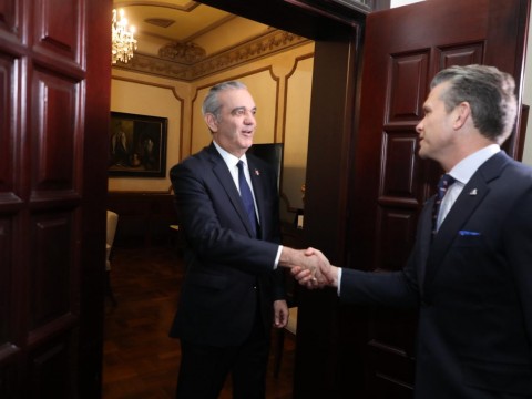 &nbsp;Presidente Abinader recibe al secretario de Defensa de EE. UU., Pete Hegseth en el Palacio Nacional