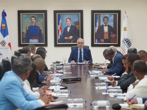 Ministro Luis Miguel De Camps socializa con directores regionales pol&iacute;ticas de la gesti&oacute;n que apuntan a fortalecer la calidad educativa