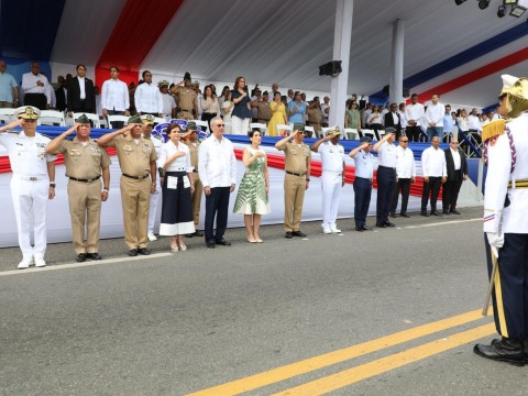 Presidente Abinader encabeza desfile militar con imponente demostraci&oacute;n de capacidad y modernizaci&oacute;n de las fuerzas del orden
