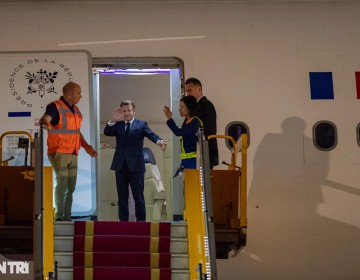 Tensi&oacute;n en la pareja presidencial francesa: Brigitte abofetea a Macron tras aterrizar en Vietnam