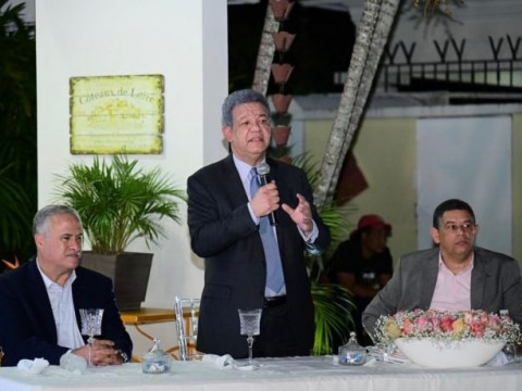Leonel Fern&aacute;ndez favorece se incluya estudio de la Biblia en las escuelas p&uacute;blicas