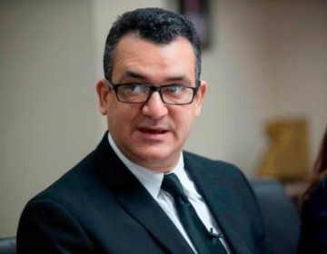 Rom&aacute;n J&aacute;quez presenta renuncia como presidente del TSE para asumir en la JCE