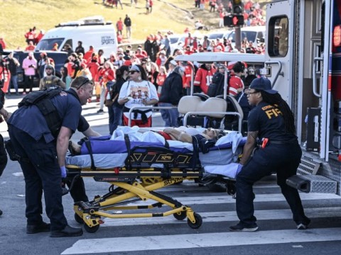 Al menos 1 muerto y m&aacute;s de 20 heridos en tiroteo en desfile del Super Bowl