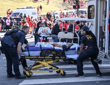 Al menos 1 muerto y m&aacute;s de 20 heridos en tiroteo en desfile del Super Bowl