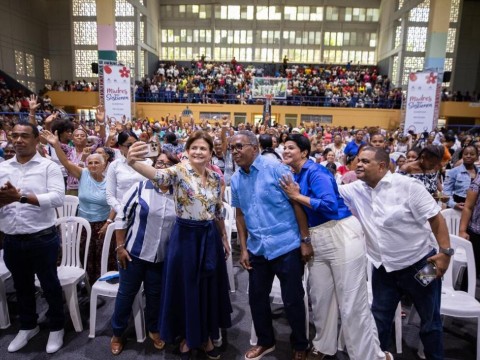 Vicepresidenta Raquel Pe&ntilde;a comparte con miles de madres en Barahona durante jornada &ldquo;Madres que Sostienen&rdquo;