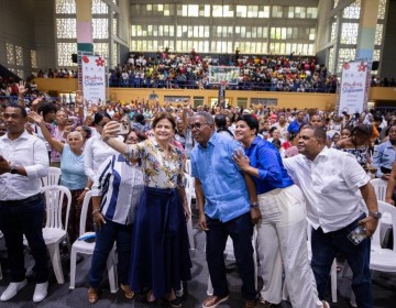 Vicepresidenta Raquel Pe&ntilde;a comparte con miles de madres en Barahona durante jornada &ldquo;Madres que Sostienen&rdquo;