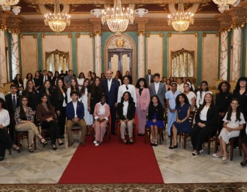 Presidente Abinader recibe a estudiantes de origen dominicano destacados en el extranjero