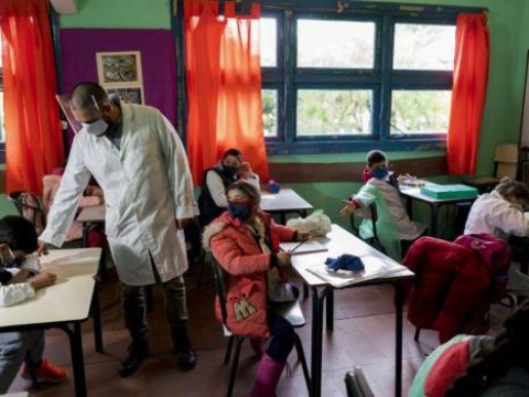 Uruguay es el primer pa&iacute;s de Am&eacute;rica Latina que vuelve a clases