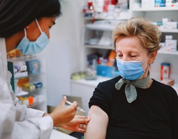 Italia quiere avanzar inmunizaci&oacute;n inyectando vacunas en farmacias